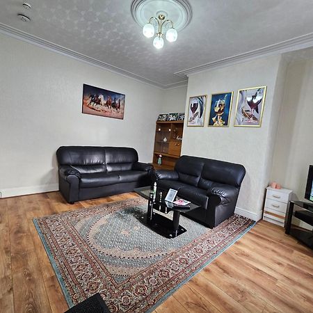 Spacious Two Bedroom House, Parking And Wifi Leeds  Exterior foto