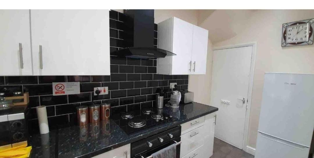 Spacious Two Bedroom House, Parking And Wifi Leeds  Exterior foto