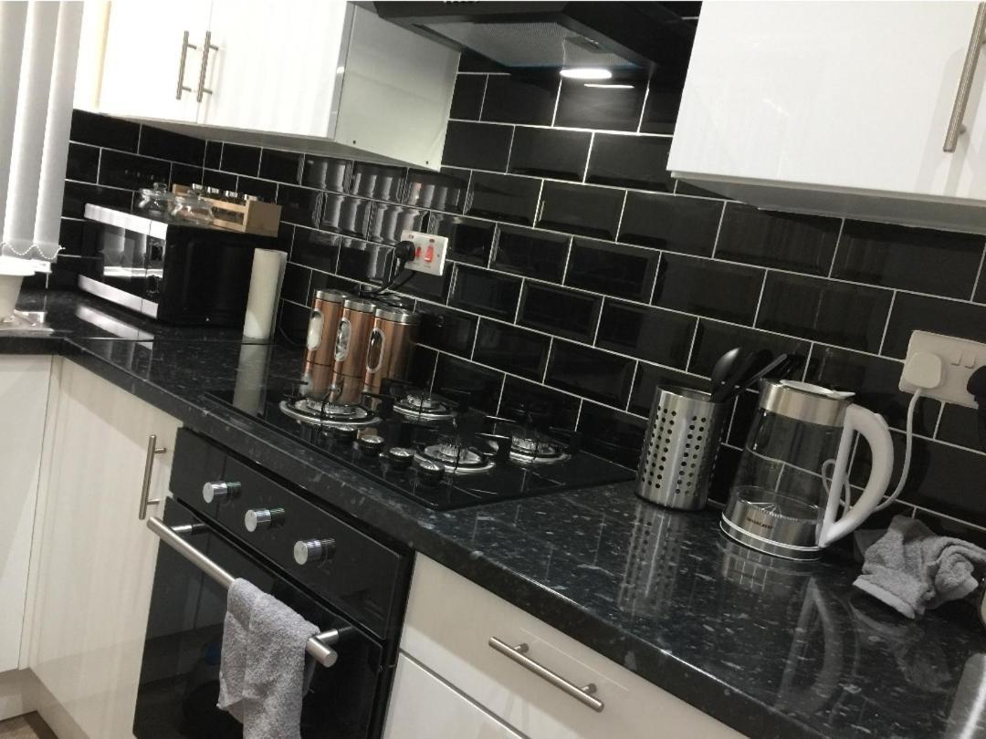 Spacious Two Bedroom House, Parking And Wifi Leeds  Exterior foto