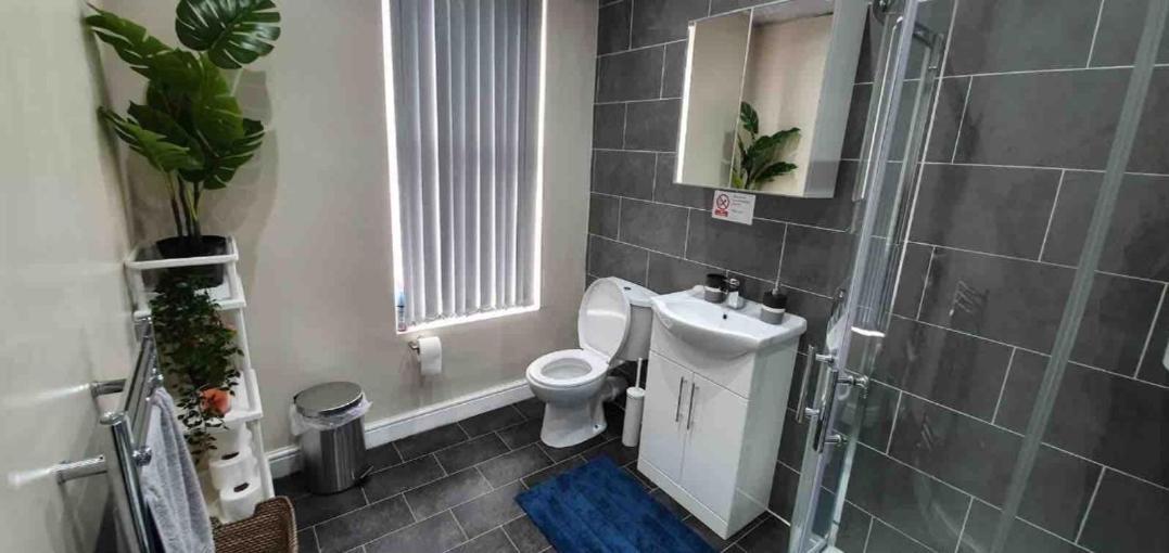 Spacious Two Bedroom House, Parking And Wifi Leeds  Exterior foto