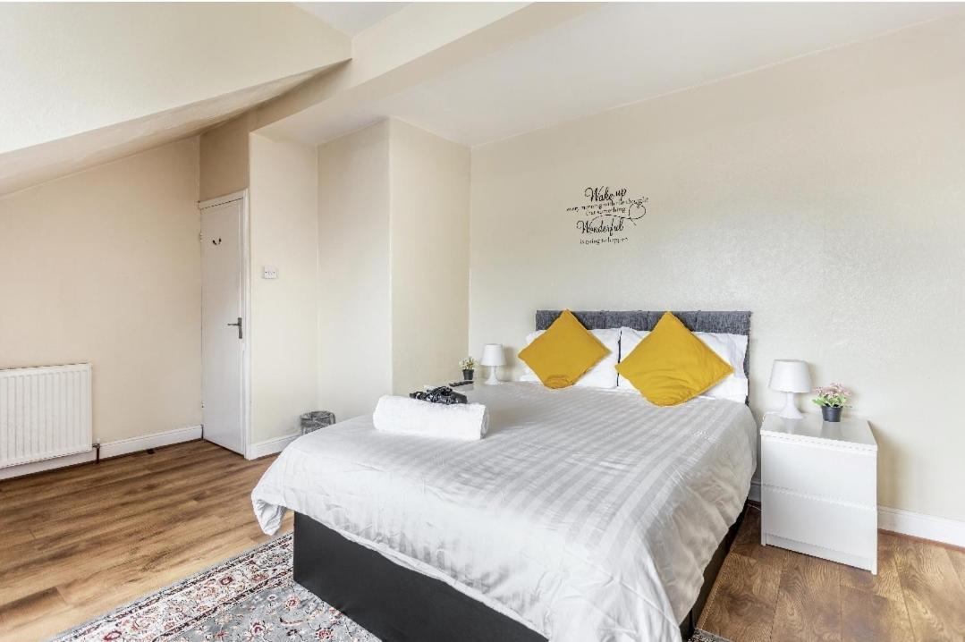 Spacious Two Bedroom House, Parking And Wifi Leeds  Exterior foto
