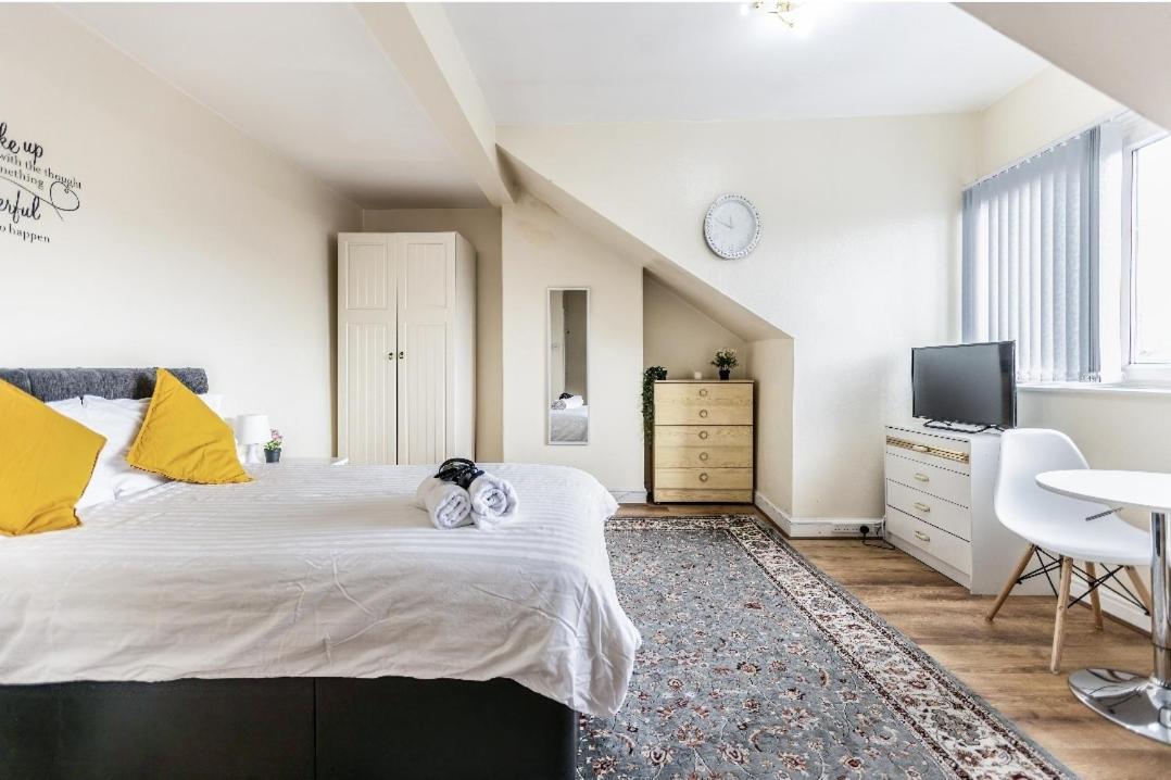 Spacious Two Bedroom House, Parking And Wifi Leeds  Exterior foto
