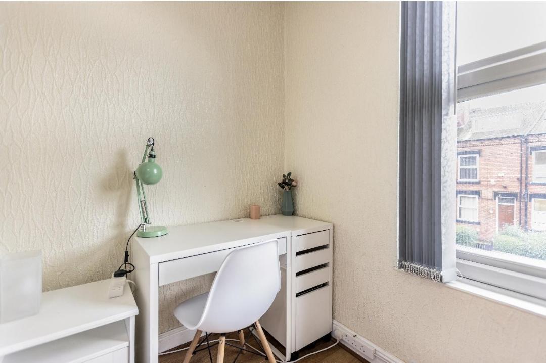 Spacious Two Bedroom House, Parking And Wifi Leeds  Exterior foto