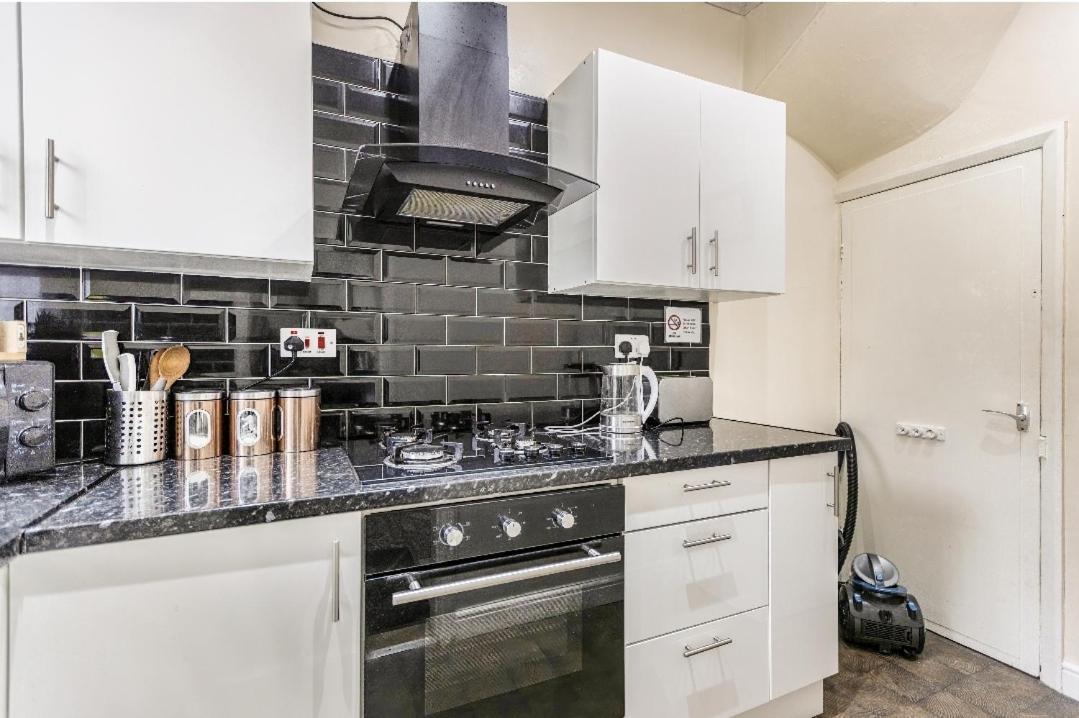 Spacious Two Bedroom House, Parking And Wifi Leeds  Exterior foto