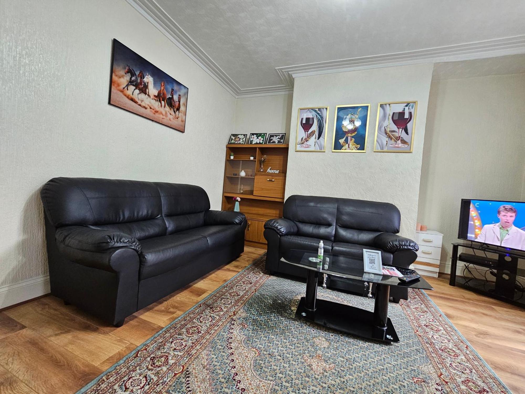 Spacious Two Bedroom House, Parking And Wifi Leeds  Exterior foto